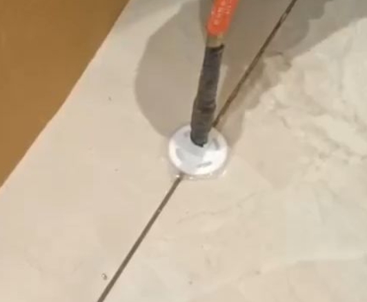 灵寿瓷砖空鼓维修公司专业解答瓷砖在铺贴过程中，如果没有涂抹均匀到位的粘结材料（如水泥砂浆或瓷砖胶），可能会导致以下问题