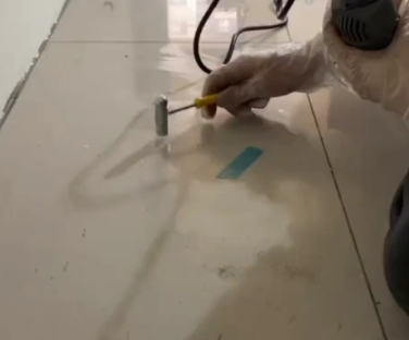 灵寿瓷砖开裂维修公司专业分享瓷砖在铺贴前如果没有沥干水分，将会导致以下问题